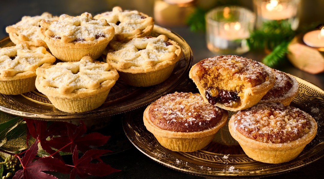 Mince Pie Group 16x9 & Square_01.jpg