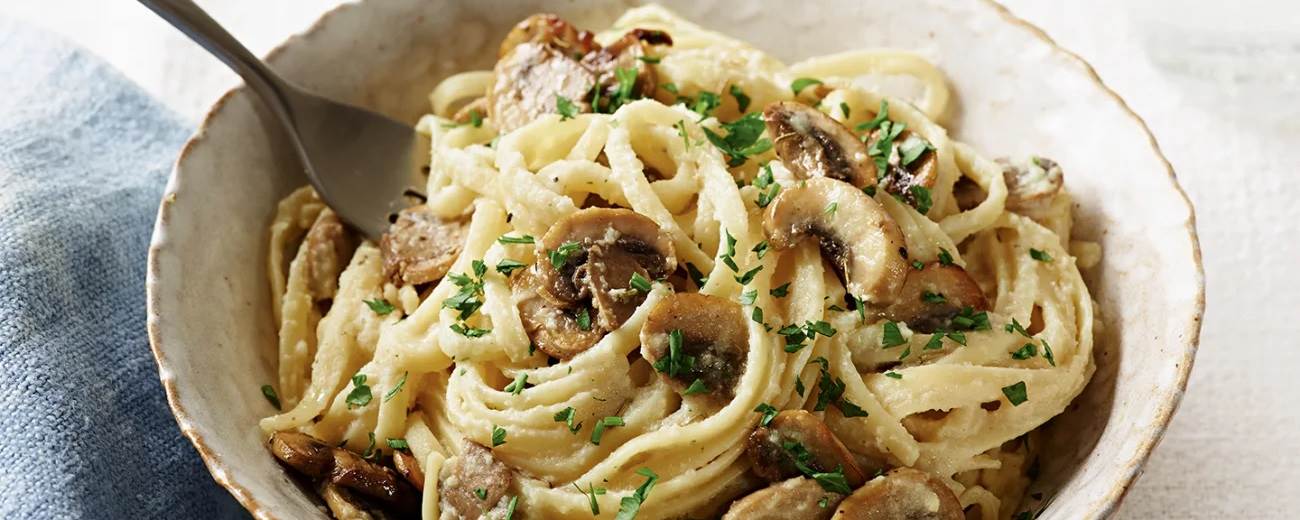 Mushroom pasta with vegan ‘alfredo’ sauce header.jpg